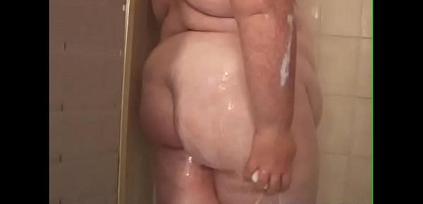 Redhead SSBBW Oils Up In the Shower